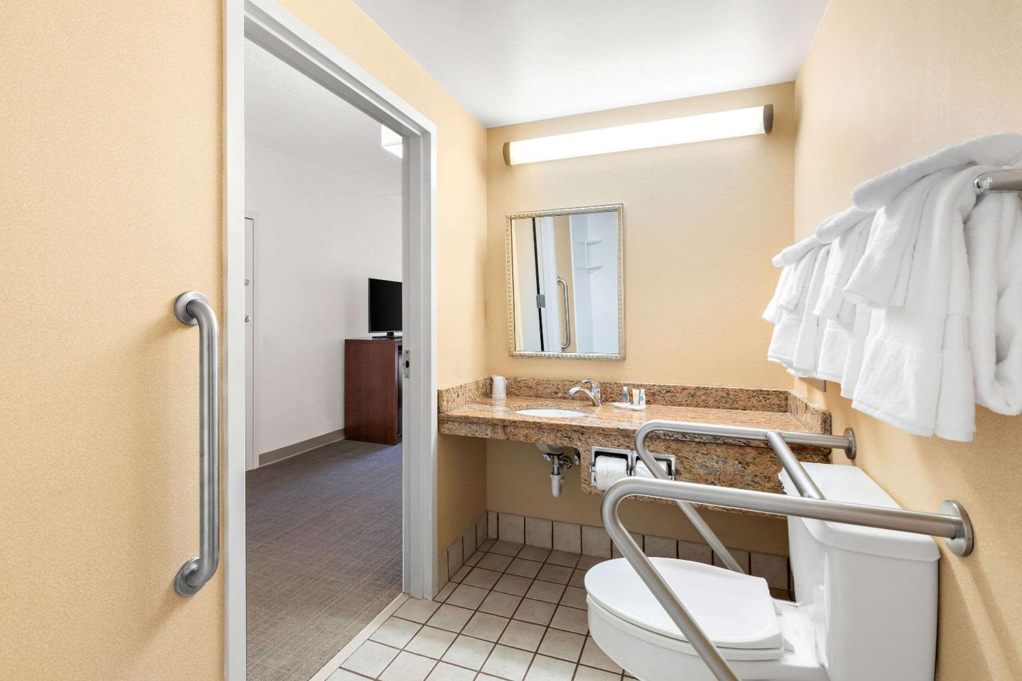 Comfort Inn Pocono Lakes Region Lake Ariel Exterior photo